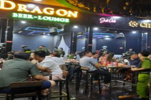 Kon Tum: Kiểm tra quán beer trong đêm, phát hiện nhiều người dương tính với ma túy.