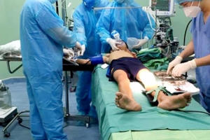 Bé trai được đưa đến bệnh viện cấp cứu với thanh sắt dài 1m đâm thấu ngực