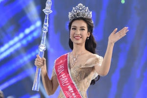 Clip: Hoa hậu Mỹ Linh hát mộc tặng độc giả