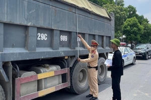Hà Nội xử phạt gần 17 tỷ đồng phương tiện vi phạm quá khổ, quá tải