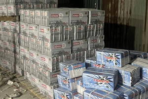 Thu giữ hơn 4.000 bình ắc quy… nghi nhập lậu tại một kho hàng ở Thanh Trì