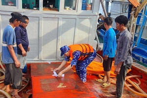 Cảnh sát biển bắt giữ tàu cá vận chuyển 45.000 lít dầu D.O trái phép