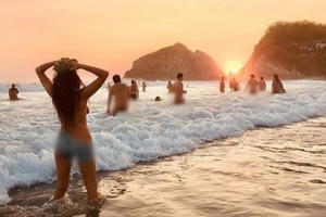 Du khách ùn ùn đổ xô tới bãi biển khỏa thân để giải tỏa bí bách