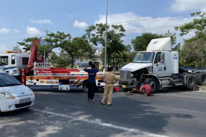 Xe đầu kéo "húc" hàng loạt các phương tiện khác, nhiều người may mắn thoát nạn Xe đầu kéo "húc" hàng loạt các phương tiện khác, nhiều người may mắn thoát nạn