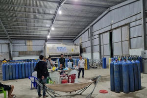 Đà Nẵng: Bắt xe tải vận chuyển khí cười, phát lộ kho sang chiết số lượng khủng