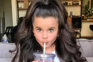 Bé gái 5 tuổi sở hữu mái tóc đầy mê hoặc