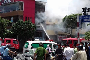 Hà Nội: Cháy lớn cạnh nhà hàng KFC trên đường Lê Duẩn
