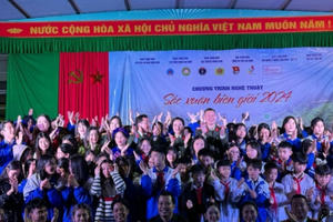 Các chiến sĩ Công an nhân dân mang xuân đến vùng Biên cương