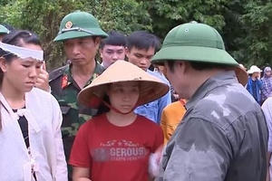 Trưởng Ban Tổ chức Trung ương đến thăm bà con vùng lũ tại Thanh Hóa Trưởng Ban Tổ chức Trung ương đến thăm bà con vùng lũ tại Thanh Hóa