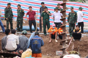 Thủ tướng chỉ đạo tập trung cứu nạn cháu bé rơi xuống ống cọc bê tông sâu 35m