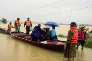 Vượt nước lũ đưa 3 sản phụ trở dạ đến bệnh viện an toàn