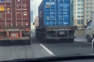 CSGT Hà Nội truy tìm 2 xe container dàn hàng ngang trên đường vành đai 3