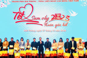 Thường trực Ban Bí thư Võ Văn Thưởng tặng quà Tết cho công nhân lao động thành phố Hải Phòng