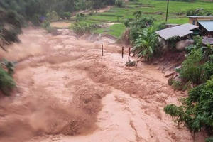 Yên Bái: Huy động 150 người tìm kiếm 2 nạn nhân bị nước lũ cuốn trôi Yên Bái: Huy động 150 người tìm kiếm 2 nạn nhân bị nước lũ cuốn trôi