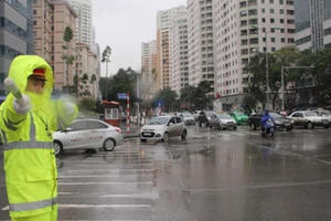 Hà Nội: CSGT "gồng mình" trong giá lạnh phân luồng giao thông