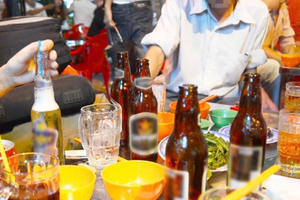 Slide - Điểm tin thị trường: Mỗi người Việt đã uống 43 lít bia trong năm 2017 Slide - Điểm tin thị trường: Mỗi người Việt đã uống 43 lít bia trong năm 2017