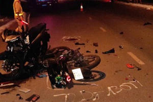 Kinh hoàng côn đồ truy sát đối thủ giữa phố, một cán bộ công an bị tông tử vong Kinh hoàng côn đồ truy sát đối thủ giữa phố, một cán bộ công an bị tông tử vong