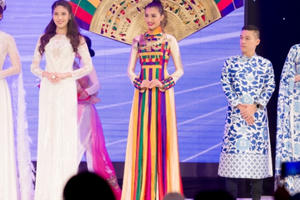 Dù diện áo dài "khủng", Lệ Hằng vẫn tự tin toả sáng trên sân khấu Lễ hội Áo dài