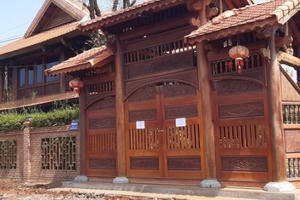 Xem tư dinh quan chức làm mất rừng sở hữu 'kiệt tác' gỗ đồ sộ