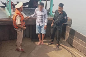 Bắt giữ 1 phương tiện vận chuyển cát trái phép trên sông Đồng Nai