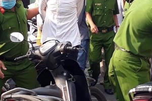 NÓNG: Bắt 2 đối tượng táo tợn mang súng vào cướp ngân hàng