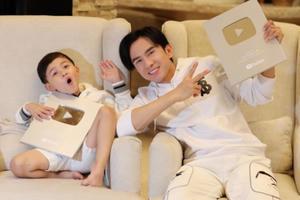 Đan Trường và con trai đồng loạt nhận nút bạc YouTube