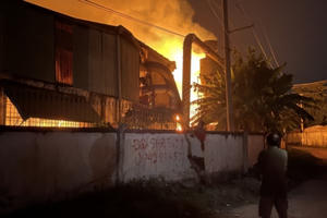 Bình Dương: "Bà hỏa" thiêu rụi công ty gỗ lúc rạng sáng