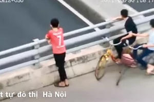 Video: "Nóng mắt" với hành động của nhóm học sinh khiến các tài xế đi trên cao tốc khiếp sợ