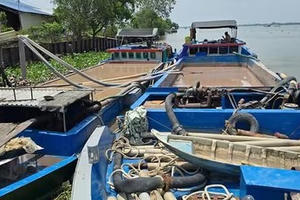 Khai thác cát, bùn trái phép, nhóm đối tượng bị bắt quả tang