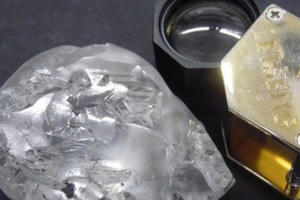 Phát hiện viên kim cương khổng lồ nặng 442 carat tại châu Phi