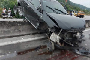 “Xế hộp” nát đầu “bay” lên dải phân cách sau tai nạn