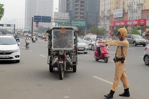 Xe ba bánh tự chế vẫn “tung hoành” trên các tuyến phố