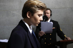 Nữ biên kịch bị đình chỉ vì chế nhạo con trai út ông Trump