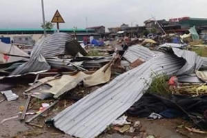 Bắc Ninh: Clip lốc xoáy kinh hoàng phá tan khu chợ