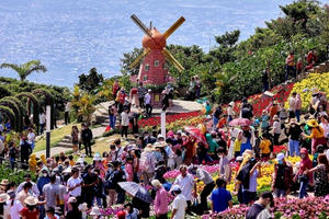 Hàng ngàn du khách kéo lên "nóc nhà" Đông Nam bộ dự Hội Xuân núi Bà Đen Hàng ngàn du khách kéo lên "nóc nhà" Đông Nam bộ dự Hội Xuân núi Bà Đen