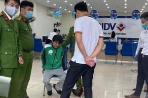 Nóng: Bắt đối tượng mang súng đi cướp ngân hàng BIDV huyện Phúc Thọ