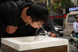 Hà Nội lắp trụ nước sạch miễn phí cho người dân, du khách