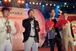 Danh ca Ngọc Sơn cưỡi thuyền rồng, hát Quan họ và tặng vàng cho khán giả Bắc Ninh