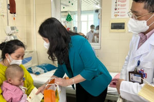 Phó Chủ tịch nước tặng quà bệnh nhi ung thư tại Bệnh viện K