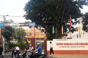 Tạm giữ hình sự thầy giáo nhắn tin gạ tình nữ sinh lớp 8