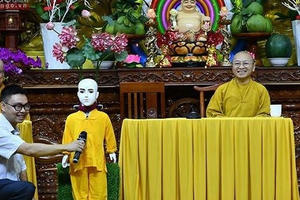 Kỹ sư nghe kinh, ăn chay trường để chế tạo robot giải đáp Phật pháp
