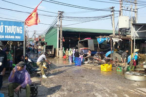 Giao công an điều tra vụ cấp giấy đi đường tràn lan ở chợ cá Yên Sở