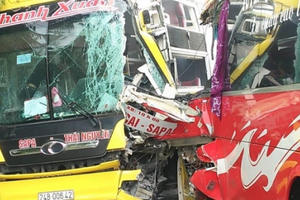 Tuyên Quang: Xe khách đấu đầu kinh hoàng, tài xế nhập viện