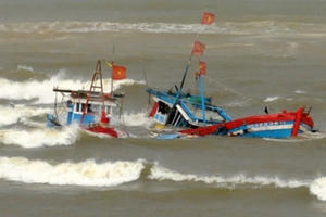 Tàu hàng đâm chìm tàu cá, 2 ngư dân mất tích trên biển Tàu hàng đâm chìm tàu cá, 2 ngư dân mất tích trên biển