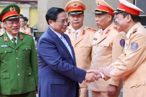 Lực lượng CSGT cần chuyển trạng thái từ "kiểm soát", sang giúp đỡ người dân Lực lượng CSGT cần chuyển trạng thái từ "kiểm soát", sang giúp đỡ người dân