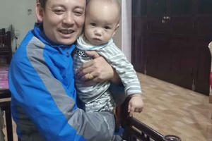 Bé trai một tuổi bị bỏ rơi trong chùa với lời nhắn: “Nhờ nhà chùa nuôi giúp”