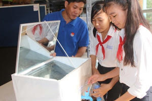 2 nữ sinh lớp 8 chế thiết bị lọc nước mặn thành ngọt bằng năng lượng mặt trời