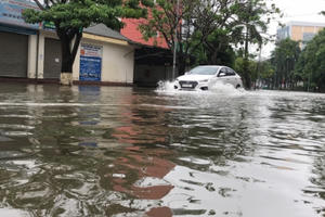Mưa như trút nước “nhấn chìm” nhiều tuyến đường trên TP Vinh