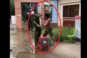 Video: Người đàn ông đấm vào mặt lãnh đạo Công an phường khi bị nhắc nhở đeo khẩu trang Video: Người đàn ông đấm vào mặt lãnh đạo Công an phường khi bị nhắc nhở đeo khẩu trang