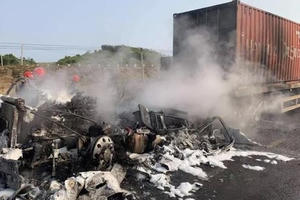 Gia Lai: Xe đầu kéo bốc cháy dữ dội sau khi tông xe máy, hai người thương vong